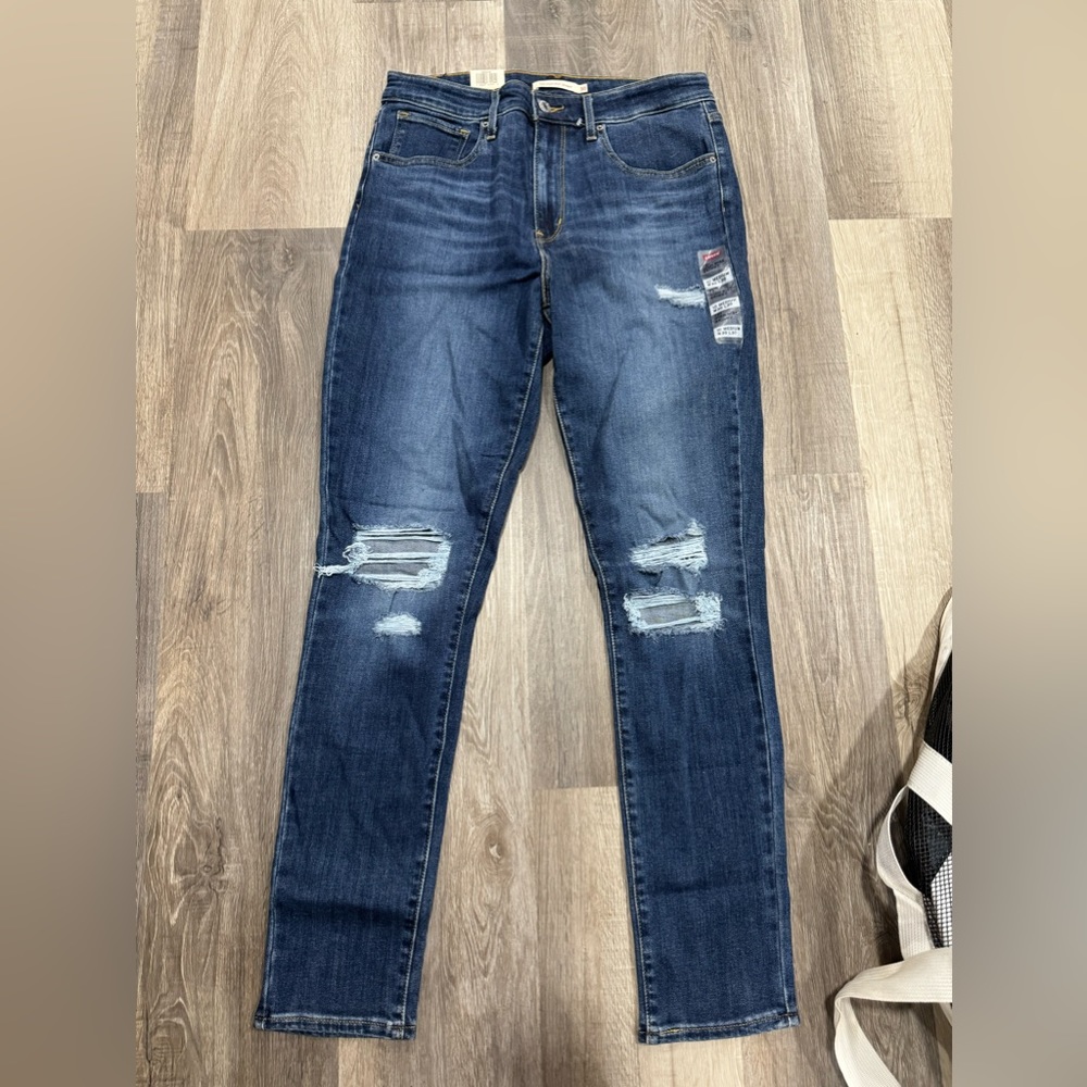 NWT- Levi’s 721 High Rise Skinny Jeans